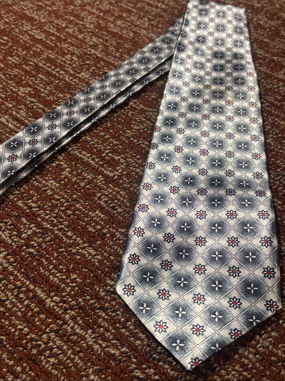 Men’s satin shiny silver grey floral geometric print wide vintage dressy necktie - Picture 2 of 10